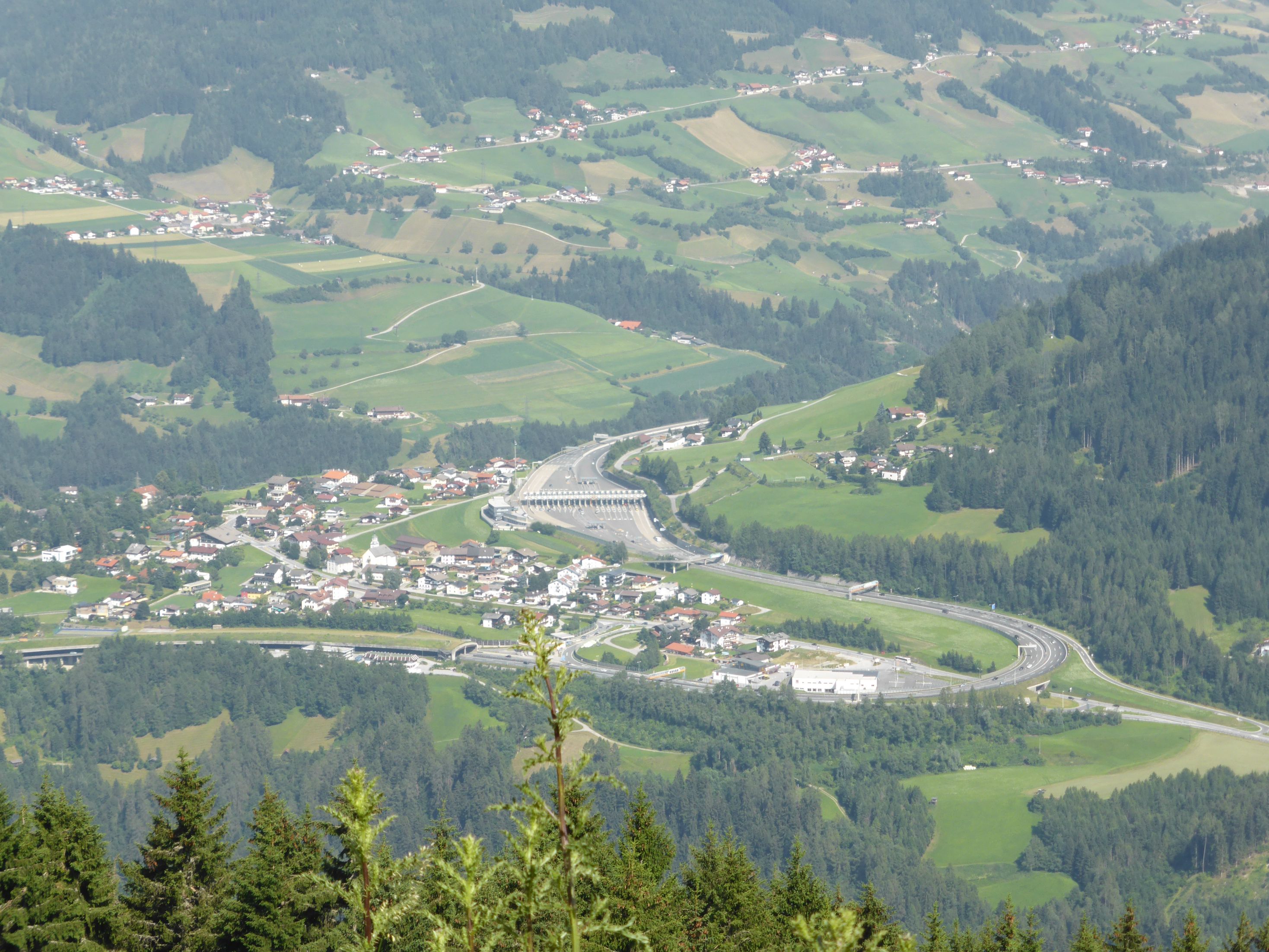 Brenner Mautstelle vom Brenner Hochalmweg aus gesehen