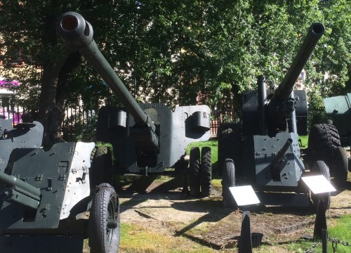 Geschütze  im Museum für schwere Waffen in Kolberg