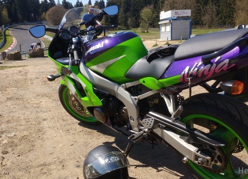 Ninja mit Blick auf die Nordschleife am Brünnchen